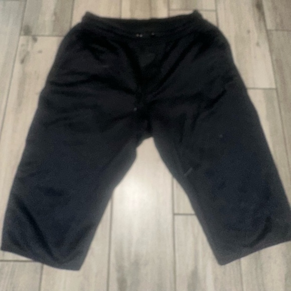 Mens used Under Armour black sweat shorts size L large fitted